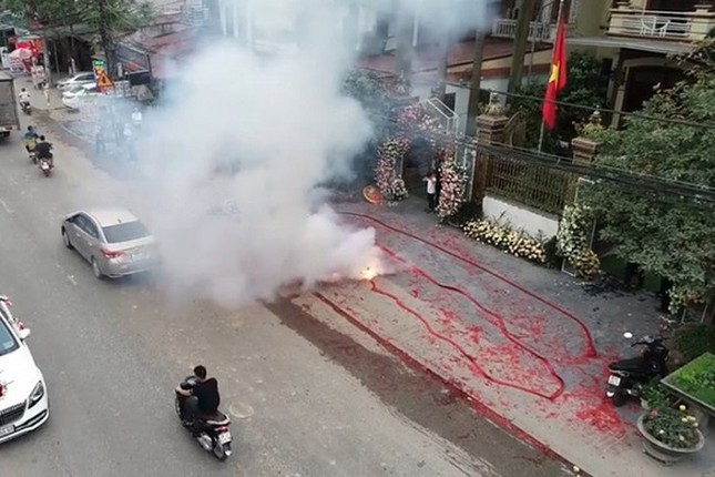 Vụ đốt pháo đỏ đường tại đám cưới Hà Nội: Công an triệu tập một số người vu dot phao do duong tai dam cuoi ha noi cong an trieu tap mot so nguoi