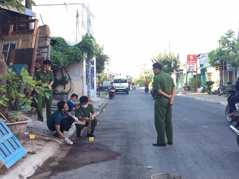 Cầm mã tấu xông vào nhà truy sát, nam thanh niên bị chủ nhà chém tử vong cam ma tau xong vao nha truy sat nam thanh nien bi chu nha chem tu vong