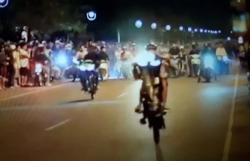 gan 100 thanh nien tu tap dua xe lao vao to cong tac khien 1 chien si cong an bi thuong nang