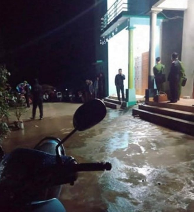 Tuyên Quang: Gửi con cho hàng xóm, về nhà chém vợ nguy kịch rồi tự sát tuyen quang gui con cho hang xom ve nha chem vo nguy kich roi tu sat
