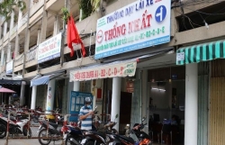 o to lao xuong song nu nhan vien trung tam dao tao lai xe tu vong