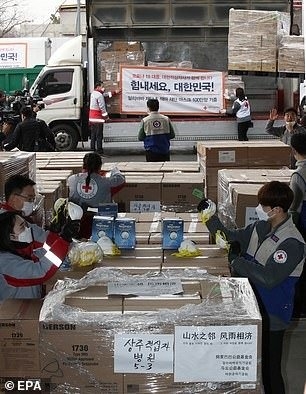 Tỷ phú Jack Ma gửi 1 triệu khẩu trang và 500.000 bộ xét nghiệm cho Mỹ ty phu jack ma gui 1 trieu khau trang va 500000 bo xet nghiem cho my