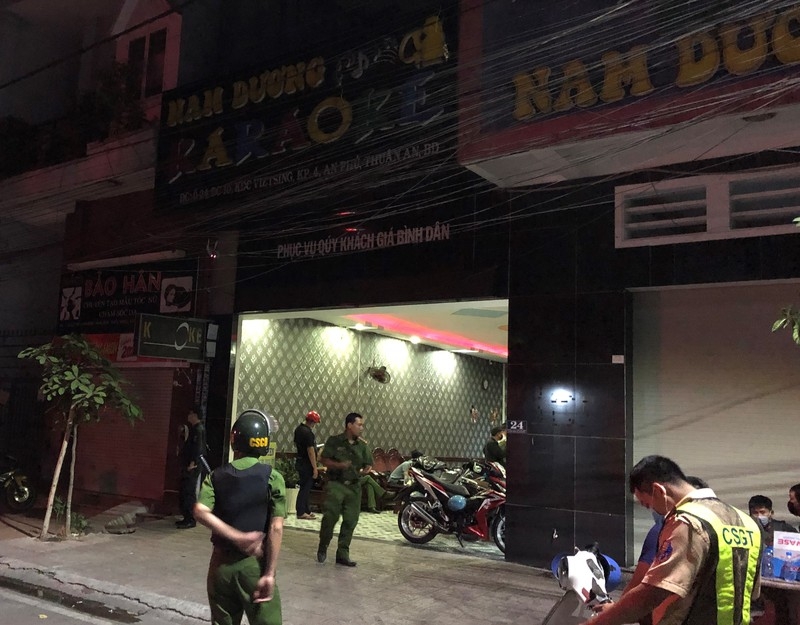 Tin pháp luật 24h nóng nhất hôm nay (16/3): Truy tìm kẻ đổ trộm nhiều thùng phuy nghi chứa chất bẩn độc hại xuống sông Hồng tin phap luat 24h nong nhat hom nay 163 truy tim ke do trom nhieu thung phuy nghi chua chat ban doc hai xuong song hong