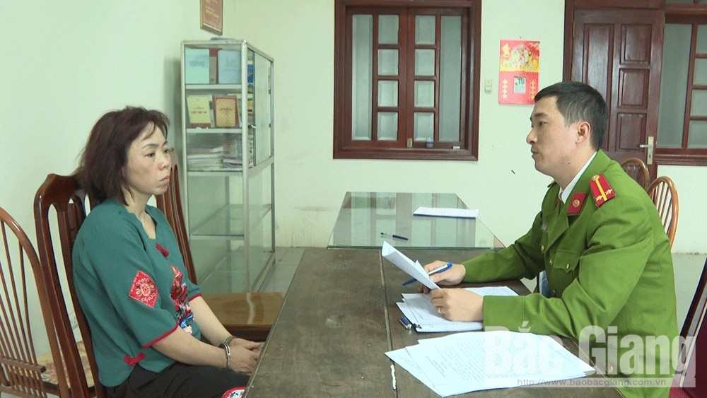 Tin pháp luật 24h nóng nhất hôm nay (18/3): Bắt người phụ nữ vận chuyển 2.800 viên ma túy tổng hợp tin phap luat 24h nong nhat hom nay 183 be gai o nha mot minh bi nguoi lam thue cua bo dam o