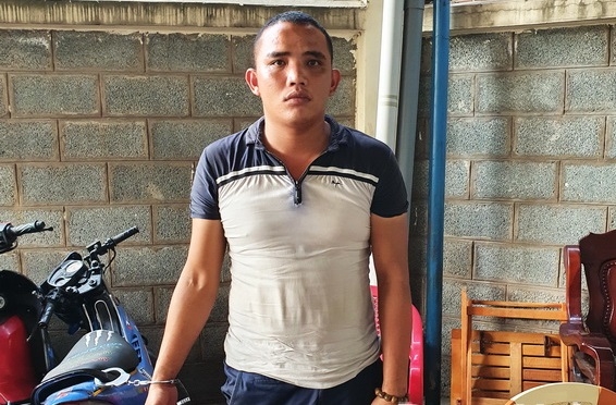 chu quan ca phe tra tan da man nu tiep vien vi khong chiu kich duc co the khoi to toi giet nguoi