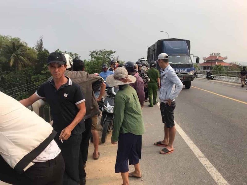 thanh nien bo xe tren cau di nhau ca lang hot hoang tim kiem