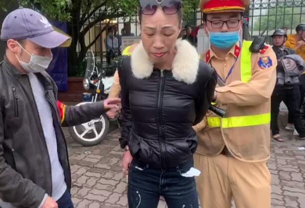 Hà Nội: Bắt quả tang "người mẫu" giấu ma túy trên người ha noi bat qua tang nguoi mau giau ma tuy tren nguoi
