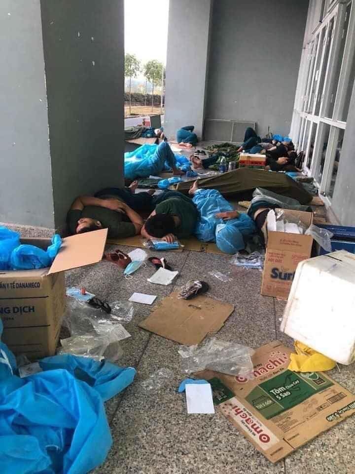 Dân mạng xúc động với giấc ngủ vội của những tình nguyện viên chống Covid-19 dan mang xuc dong voi giac ngu voi cua nhung nguoi hung tham lang chong covid 19