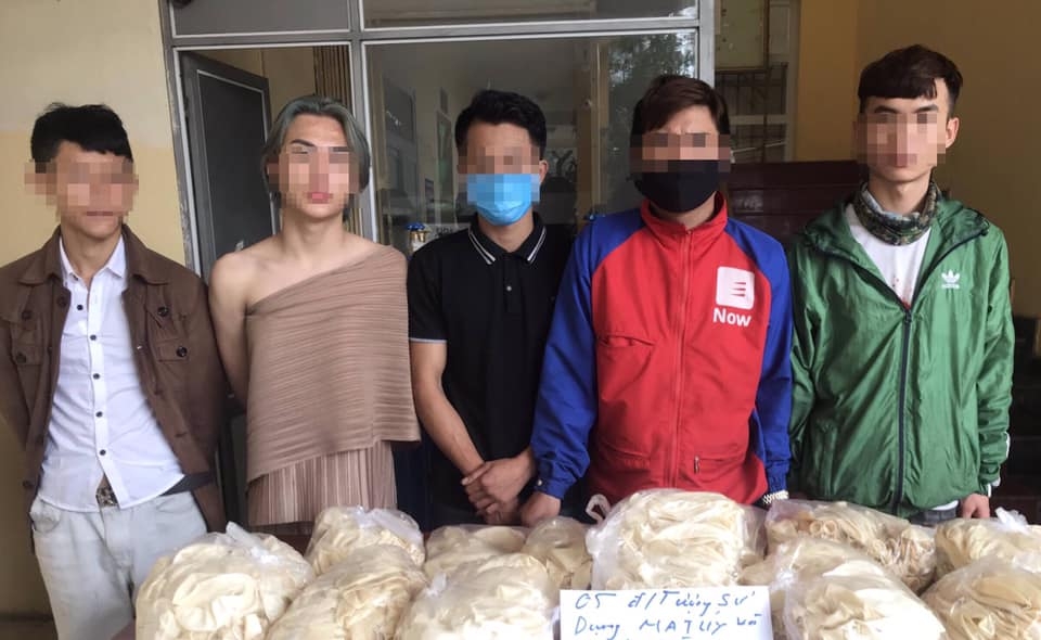 Bất chấp lệnh cấm, phát hiện hàng chục 'dân chơi' chốt cửa bên trong quá bar 3.14 Lounge bat chap lenh cam phat hien hang chuc dan choi chot cua ben trong qua bar 314 lounge