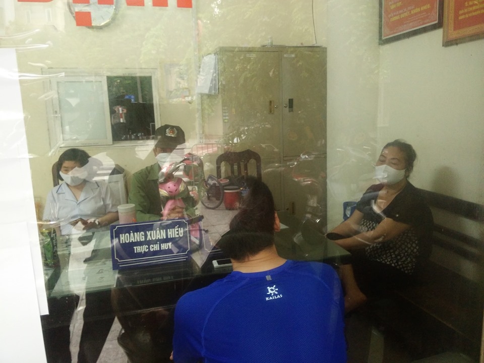 Đi tập thể dục không đeo khẩu trang, 4 người bị mời về trụ sở công an làm việc 4 nguoi di tap the duc khong deo khau trang bi moi ve tru so cong an lam viec