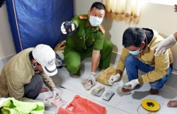 bat giu 2 thanh nien lai xe o to mang theo sung dien di trom cho