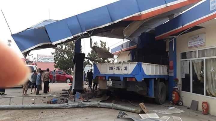 Lai Châu: Xe tải tông sập cây xăng, 6 người thương vong lai chau xe tai tong sap cay xang 6 nguoi thuong vong