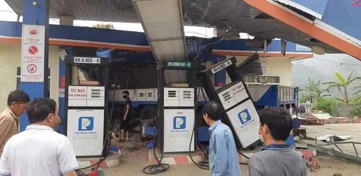 Lai Châu: Xe tải tông sập cây xăng, 6 người thương vong lai chau xe tai tong sap cay xang 6 nguoi thuong vong