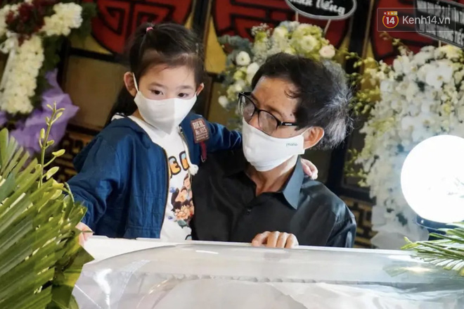 Xót xa hình ảnh con gái Mai Phương ngơ ngác bên linh cữu của mẹ xot xa hinh anh con gai mai phuong ngo ngac ben linh cuu cua me