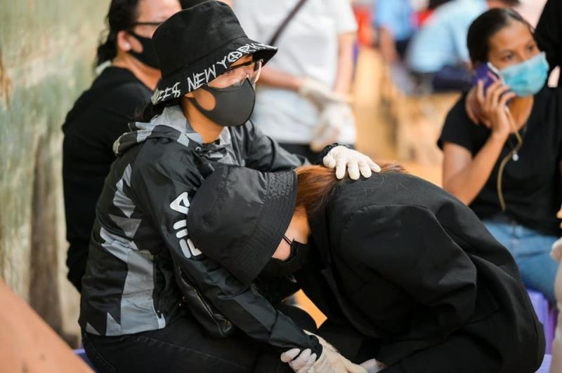 Trịnh Kim Chi, Ốc Thanh Vân nghẹn ngào bên linh cữu Mai Phương trong đêm cuối cùng trinh kim chi oc thanh van nghen ngao ben linh cuu mai phuong trong dem cuoi cung