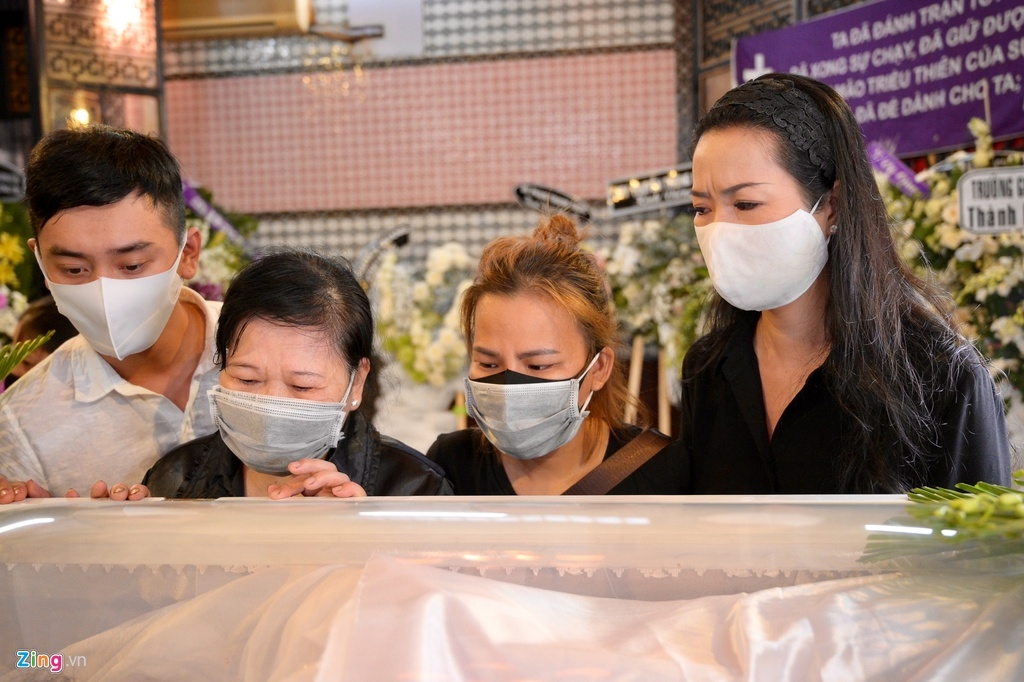 Trịnh Kim Chi, Ốc Thanh Vân nghẹn ngào bên linh cữu Mai Phương trong đêm cuối cùng trinh kim chi oc thanh van nghen ngao ben linh cuu mai phuong trong dem cuoi cung