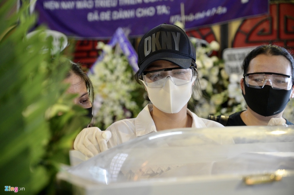 Trịnh Kim Chi, Ốc Thanh Vân nghẹn ngào bên linh cữu Mai Phương trong đêm cuối cùng trinh kim chi oc thanh van nghen ngao ben linh cuu mai phuong trong dem cuoi cung