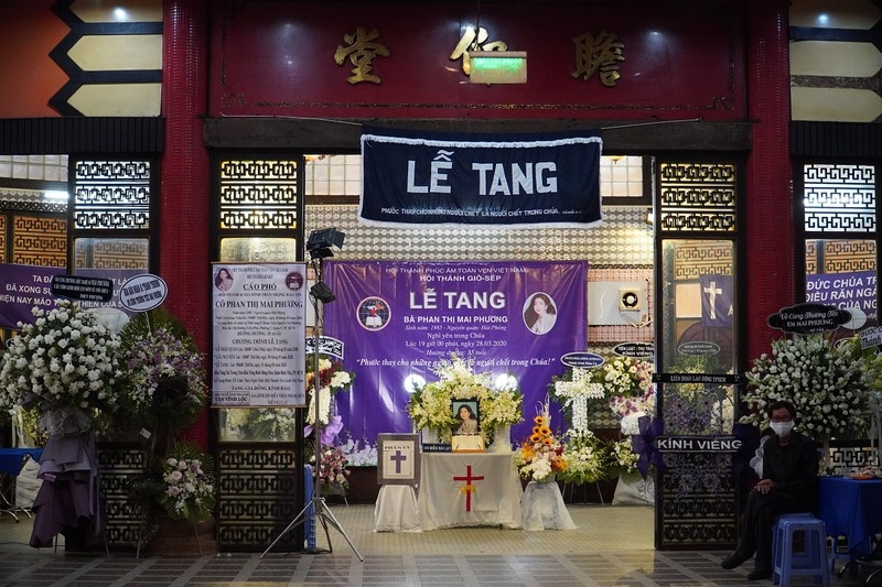 Trịnh Kim Chi, Ốc Thanh Vân nghẹn ngào bên linh cữu Mai Phương trong đêm cuối cùng trinh kim chi oc thanh van nghen ngao ben linh cuu mai phuong trong dem cuoi cung
