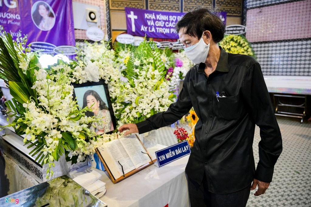 Trịnh Kim Chi, Ốc Thanh Vân nghẹn ngào bên linh cữu Mai Phương trong đêm cuối cùng trinh kim chi oc thanh van nghen ngao ben linh cuu mai phuong trong dem cuoi cung