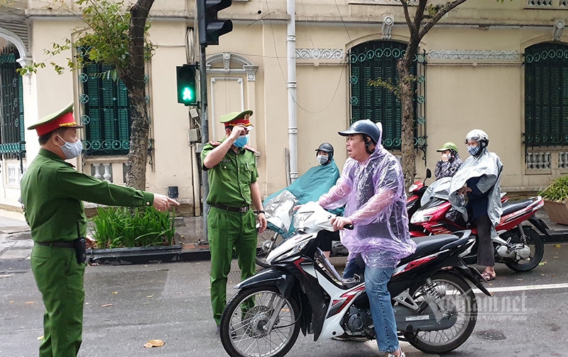 Hà Nội lập chốt kiểm soát để giám sát người dân chấp hành việc cách ly xã hội ha noi lap chot kiem soat de giam sat nguoi dan chap hanh viec cach ly xa hoi