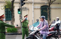 bat chap lenh cam pho gd benh vien van to chuc dam cuoi cho con giua dich covid 19