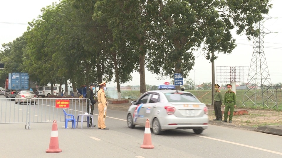 Lập chốt kiểm soát, đo thân nhiệt, cấp phát khẩu trang cho người dân đến Lễ Giỗ Tổ Hùng Vương lap chot kiem soat do than nhiet cap phat khau trang cho nguoi dan den le gio to hung vuong