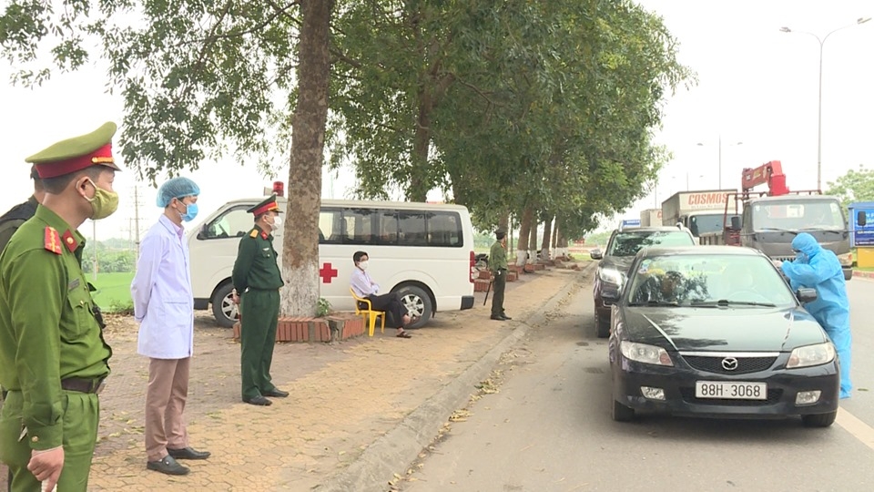 Lập chốt kiểm soát, đo thân nhiệt, cấp phát khẩu trang cho người dân đến Lễ Giỗ Tổ Hùng Vương lap chot kiem soat do than nhiet cap phat khau trang cho nguoi dan den le gio to hung vuong