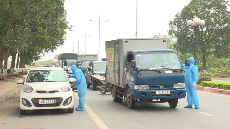 Lập chốt kiểm soát, đo thân nhiệt, cấp phát khẩu trang cho người dân đến Lễ Giỗ Tổ Hùng Vương lap chot kiem soat do than nhiet cap phat khau trang cho nguoi dan den le gio to hung vuong