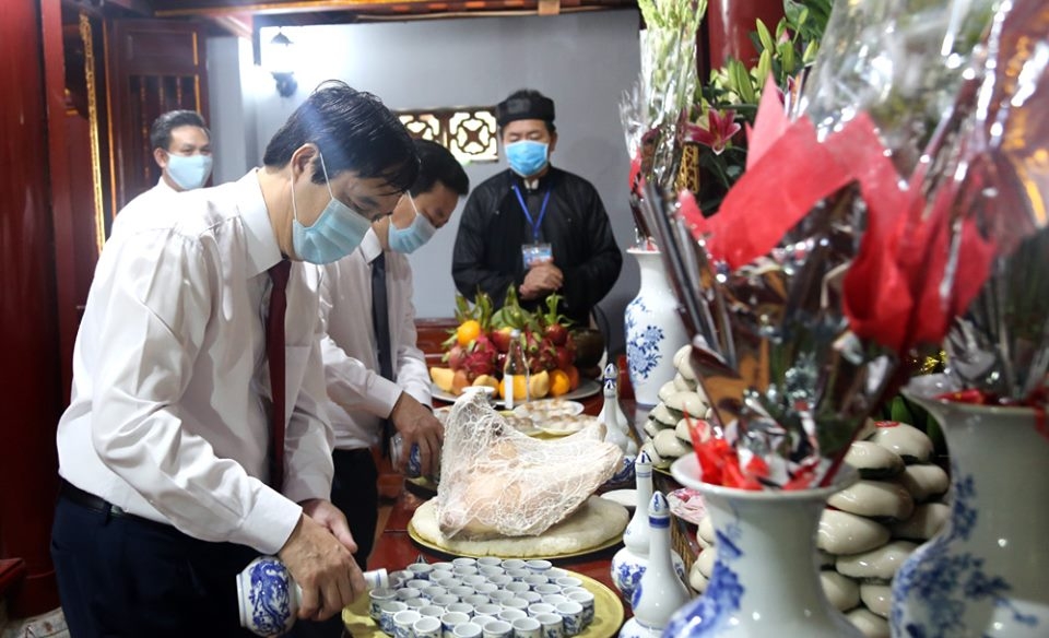 Lập chốt kiểm soát, đo thân nhiệt, cấp phát khẩu trang cho người dân đến Lễ Giỗ Tổ Hùng Vương lap chot kiem soat do than nhiet cap phat khau trang cho nguoi dan den le gio to hung vuong