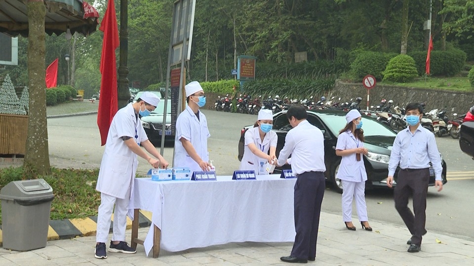 Lập chốt kiểm soát, đo thân nhiệt, cấp phát khẩu trang cho người dân đến Lễ Giỗ Tổ Hùng Vương lap chot kiem soat do than nhiet cap phat khau trang cho nguoi dan den le gio to hung vuong