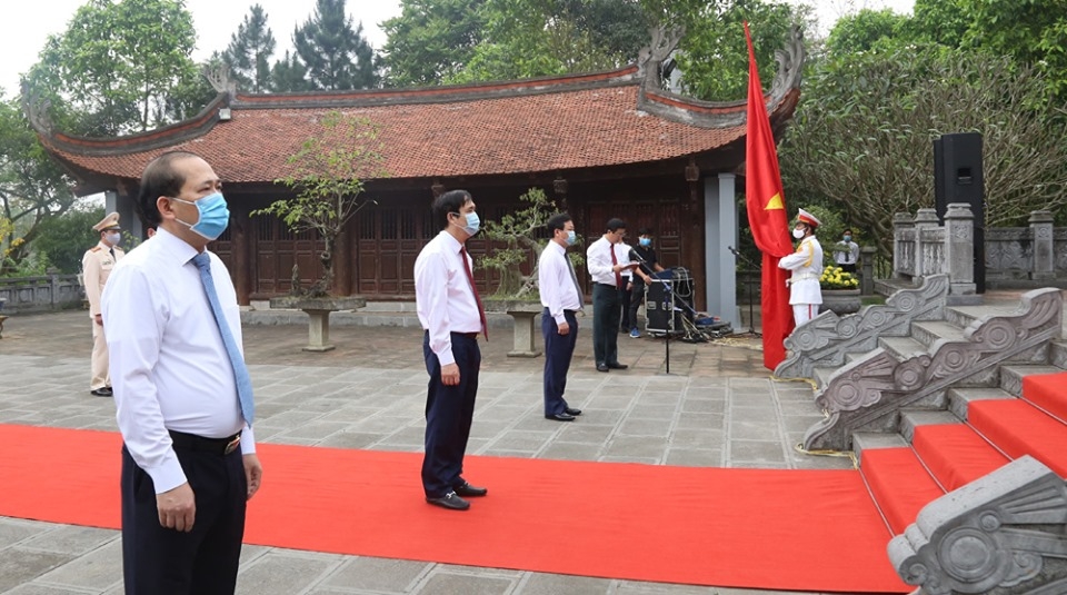 Lập chốt kiểm soát, đo thân nhiệt, cấp phát khẩu trang cho người dân đến Lễ Giỗ Tổ Hùng Vương lap chot kiem soat do than nhiet cap phat khau trang cho nguoi dan den le gio to hung vuong