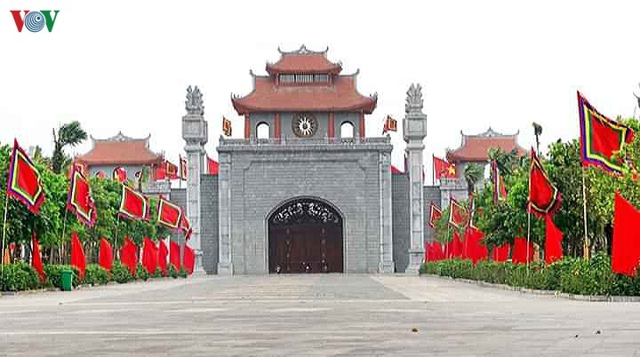Lập chốt kiểm soát, đo thân nhiệt, cấp phát khẩu trang cho người dân đến Lễ Giỗ Tổ Hùng Vương lap chot kiem soat do than nhiet cap phat khau trang cho nguoi dan den le gio to hung vuong