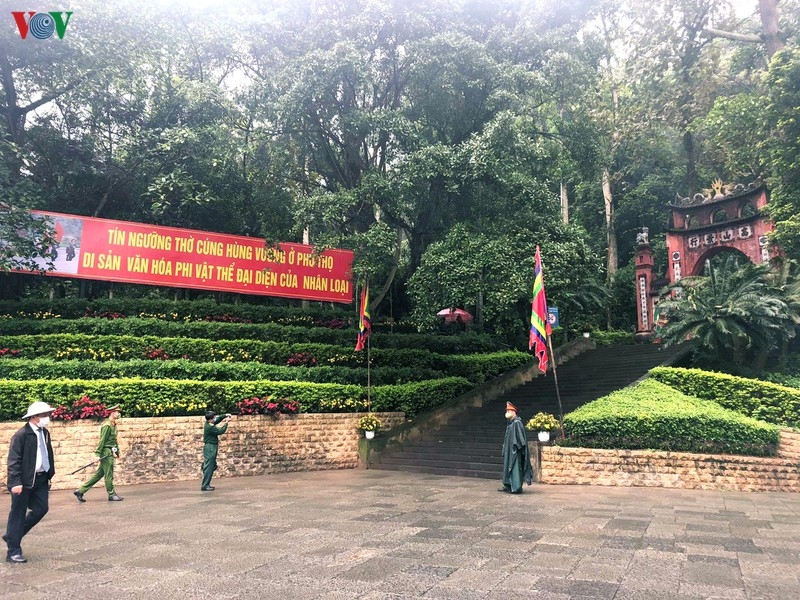 Lập chốt kiểm soát, đo thân nhiệt, cấp phát khẩu trang cho người dân đến Lễ Giỗ Tổ Hùng Vương lap chot kiem soat do than nhiet cap phat khau trang cho nguoi dan den le gio to hung vuong