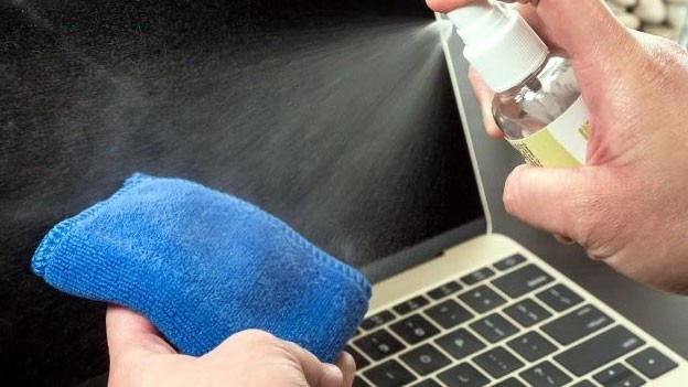 Hướng dẫn vệ sinh máy tính, điện thoại đúng cách đẩy lùi Covid-19 huong dan ve sinh may tinh dien thoai dung cach day lui covid 19