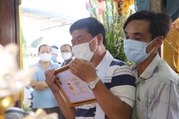 Truy tặng Huy hiệu Tuổi trẻ dũng cảm cho chiến sĩ công an hy sinh tại Đà Nẵng truy tang huy hie u tuo i tre du ng ca m cho chie n si cong an hy sinh khi truy bat nhom dua xe