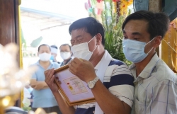 gan 100 thanh nien tu tap dua xe lao vao to cong tac khien 1 chien si cong an bi thuong nang
