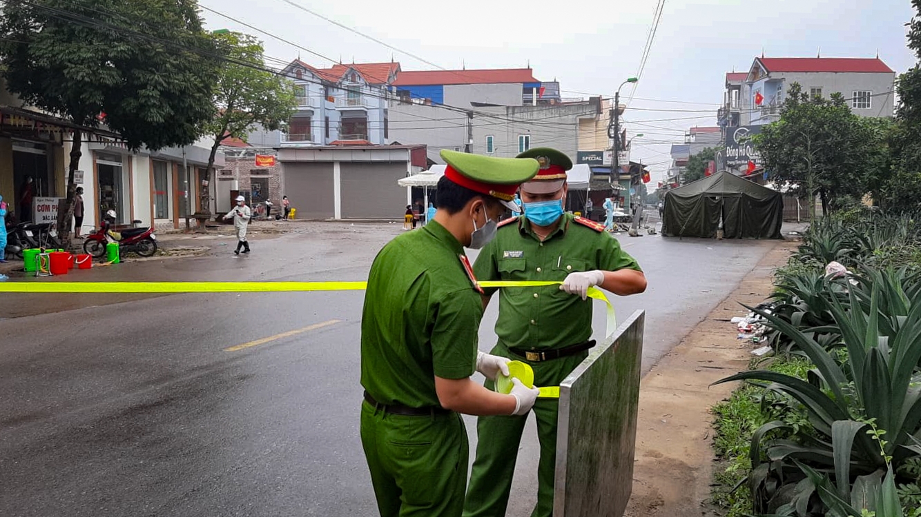 Phong tỏa, cách ly gần 11.000 người dân thôn Hạ Lôi trong 28 ngày để chống dịch Covid-19 phong toa cach ly gan 11000 nguoi dan thon ha loi trong 28 ngay de chong dich covid 19