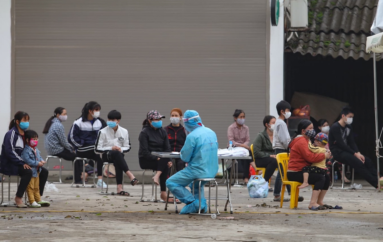 Phong tỏa, cách ly gần 11.000 người dân thôn Hạ Lôi trong 28 ngày để chống dịch Covid-19 phong toa cach ly gan 11000 nguoi dan thon ha loi trong 28 ngay de chong dich covid 19