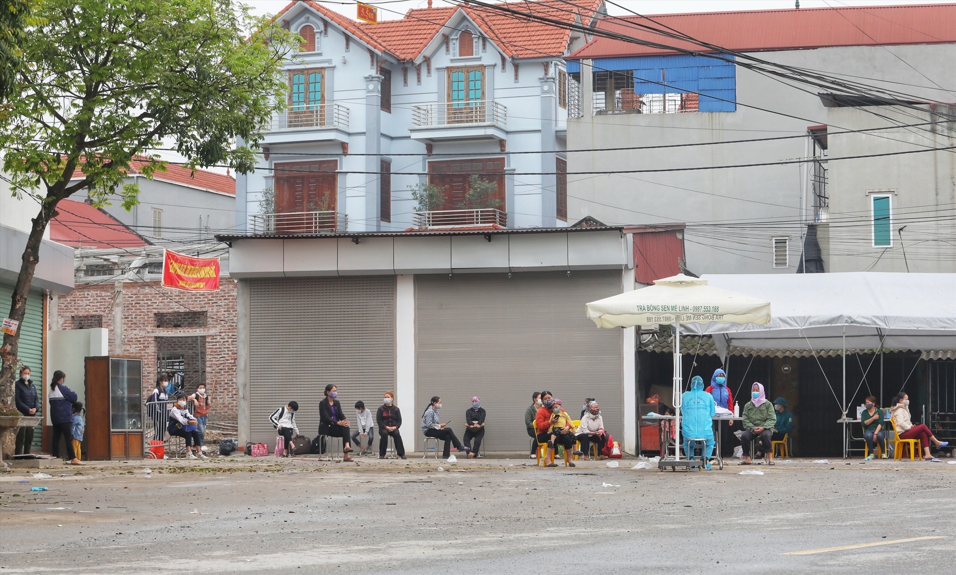 Phong tỏa, cách ly gần 11.000 người dân thôn Hạ Lôi trong 28 ngày để chống dịch Covid-19 phong toa cach ly gan 11000 nguoi dan thon ha loi trong 28 ngay de chong dich covid 19