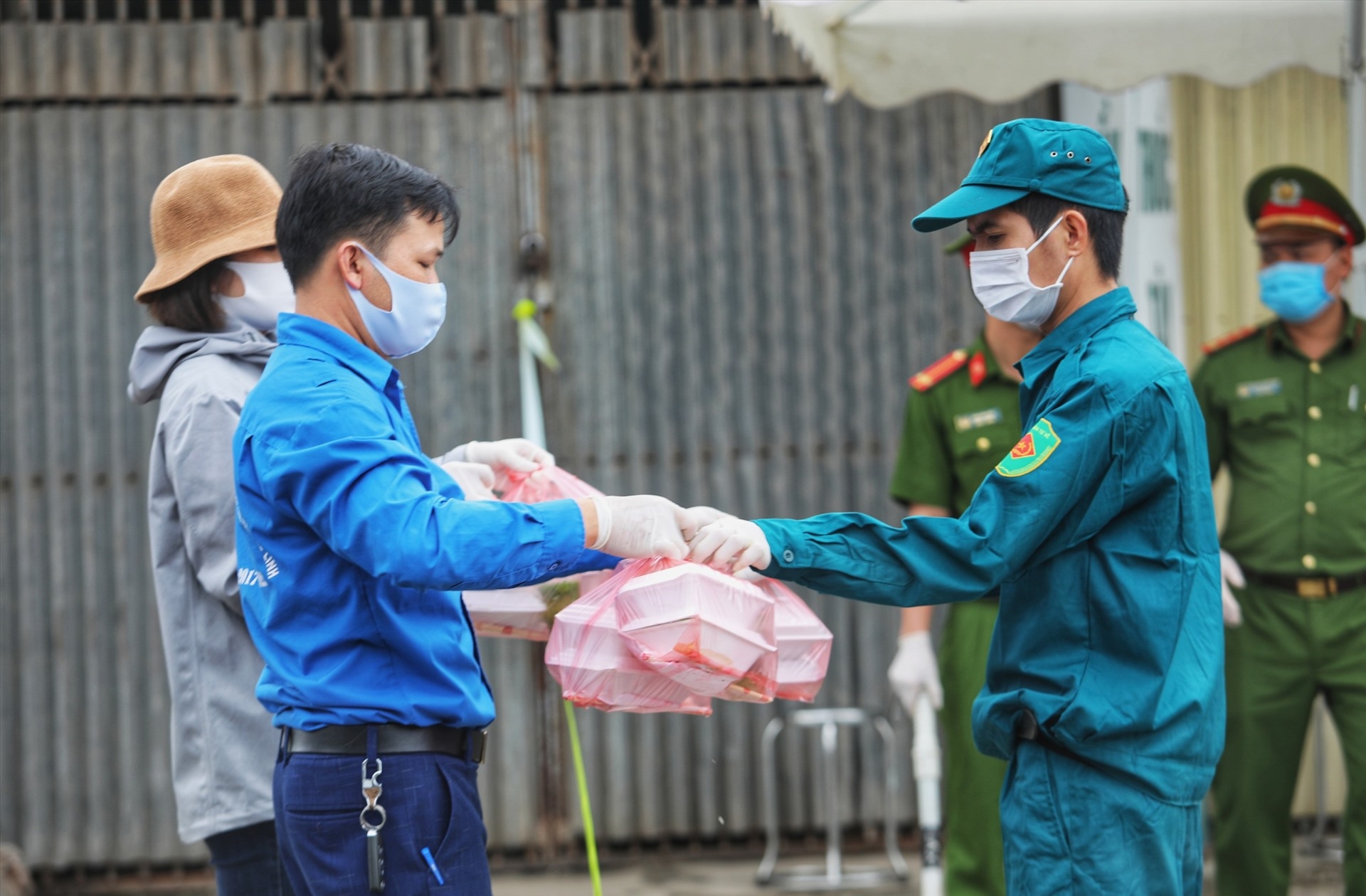 Phong tỏa, cách ly gần 11.000 người dân thôn Hạ Lôi trong 28 ngày để chống dịch Covid-19 phong toa cach ly gan 11000 nguoi dan thon ha loi trong 28 ngay de chong dich covid 19