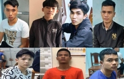 gan 100 thanh nien tu tap dua xe lao vao to cong tac khien 1 chien si cong an bi thuong nang