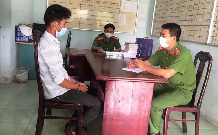 Bắt tạm giam người đàn ông xúc phạm, tấn công cán bộ chốt kiểm soát Covid-19 bat tam giam nguoi dan ong xuc pham tan cong can bo chot kiem soat covid 19