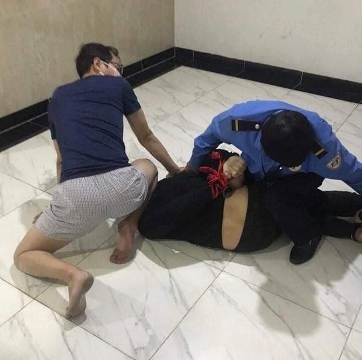 Trinh sát hoá trang là bảo vệ, quật ngã đối tượng vận chuyển ma tuý trong chung cư trinh sat hoa trang la bao ve quat nga doi tuong van chuyen ma tuy trong chung cu
