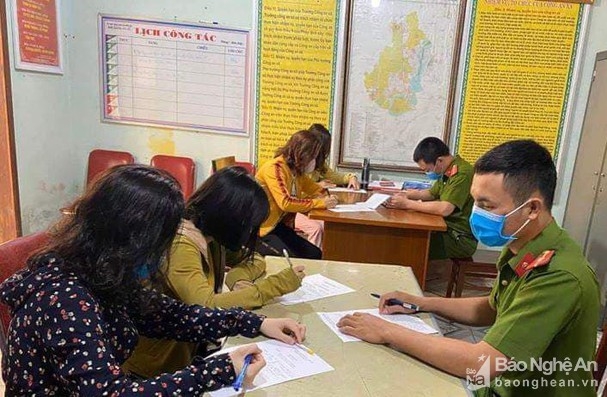Nghệ An: 4 phụ nữ bị xử phạt vì tụ tập "buôn chuyện" nghe an 4 phu nu bi xu phat vi tu tap buon chuyen