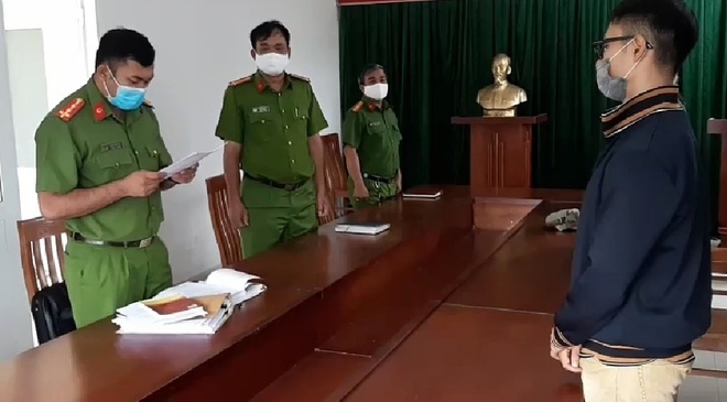 Tin pháp luật 24h nóng nhất hôm nay (12/4): bắt kẻ vác mã tấu rượt đuổi tổ công tác phòng chống COVID-19 tin phap luat 24h nong nhat hom nay 124 trich xuat camera truy tim doi tuong cuop 2 soi day chuyen trong tiem vang o cu chi