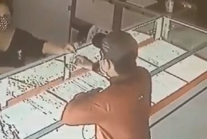 Tin pháp luật 24h nóng nhất hôm nay (12/4): bắt kẻ vác mã tấu rượt đuổi tổ công tác phòng chống COVID-19 tin phap luat 24h nong nhat hom nay 124 trich xuat camera truy tim doi tuong cuop 2 soi day chuyen trong tiem vang o cu chi