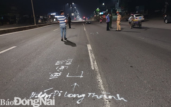 Gần 100 thanh niên tụ tập đua xe, lao vào tổ công tác khiến 1 chiến sĩ công an bị thương gan 100 thanh nien tu tap dua xe lao vao to cong tac khien 1 chien si cong an bi thuong nang
