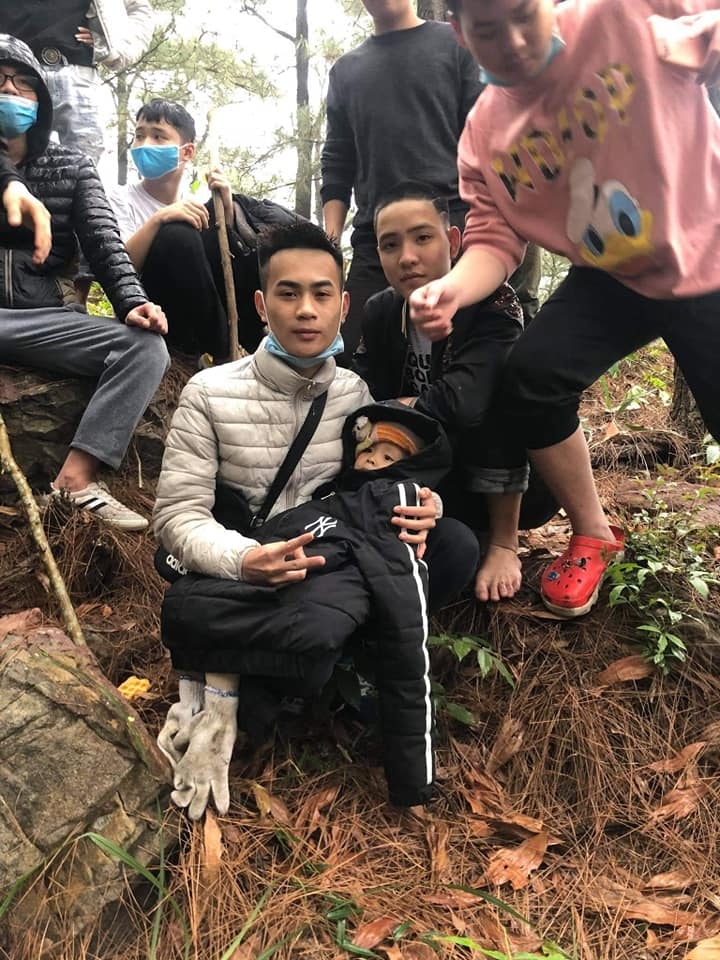 Tìm thấy bé trai hơn 2 tuổi theo bố mẹ đi làm bị lạc trong rừng tim thay be trai hon 2 tuoi theo bo me di lam bilac trong rung