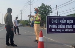 tam dinh chi 2 si quan bi to van dong tien trong khu cach ly o vinh long