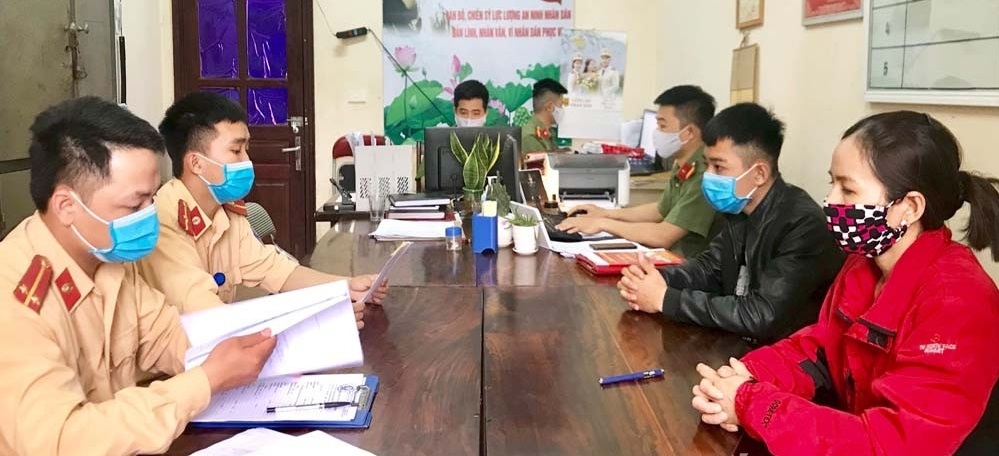 Con lái xe máy bằng chân khoe trên facebook, mẹ bị công an xử phạt con trai lai xe may bang chan khoe tren facebook me bi cong an xu phat
